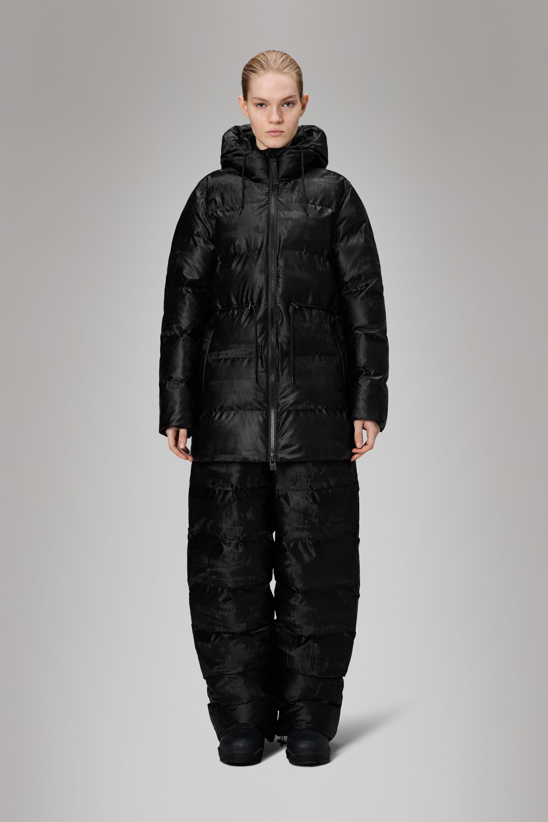RAINS Alta Long Puffer String W Jacket Coal Jacket