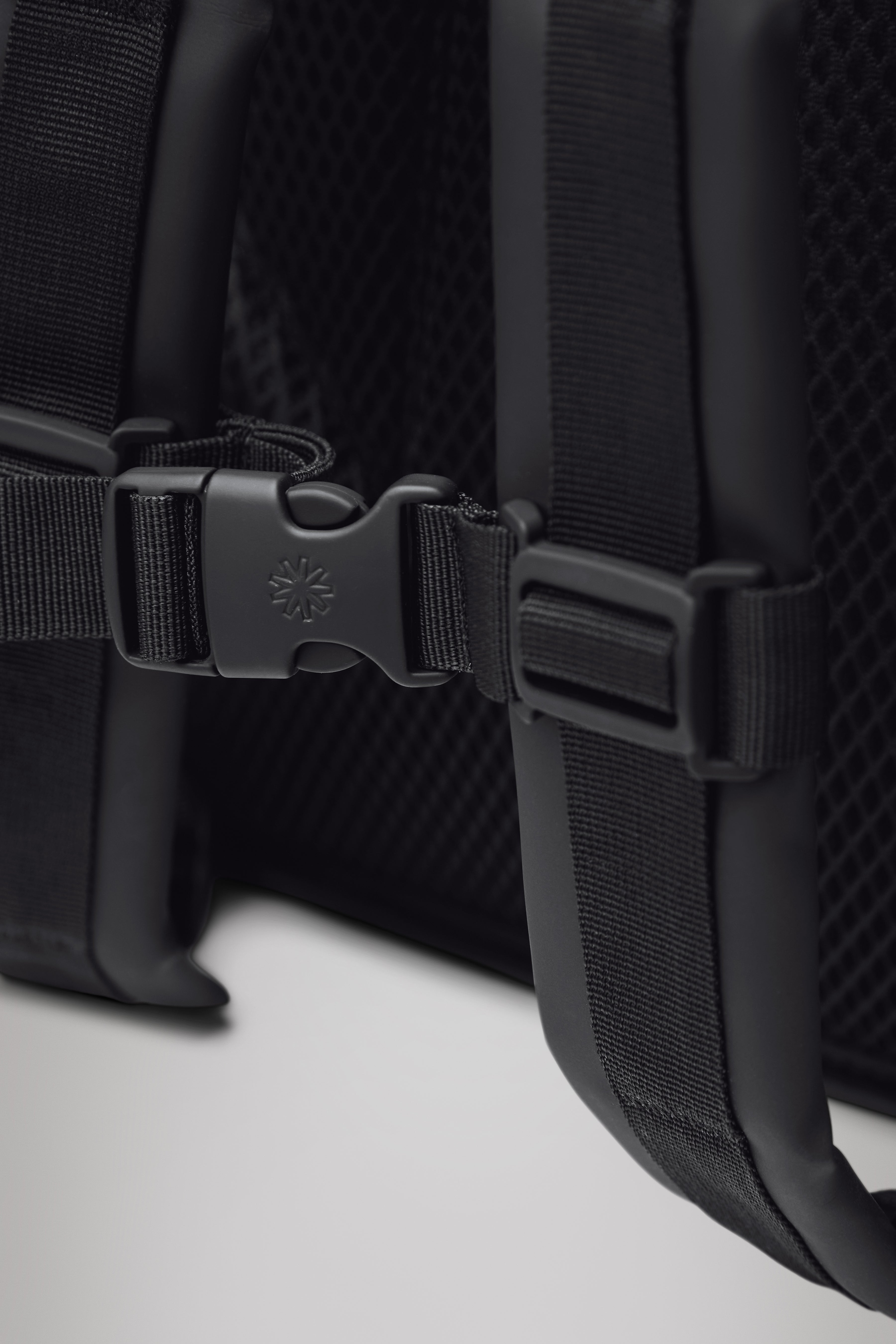 RAINS Rolltop Rucksack Spill 17L H60 x D11 x W32 cm Backpack