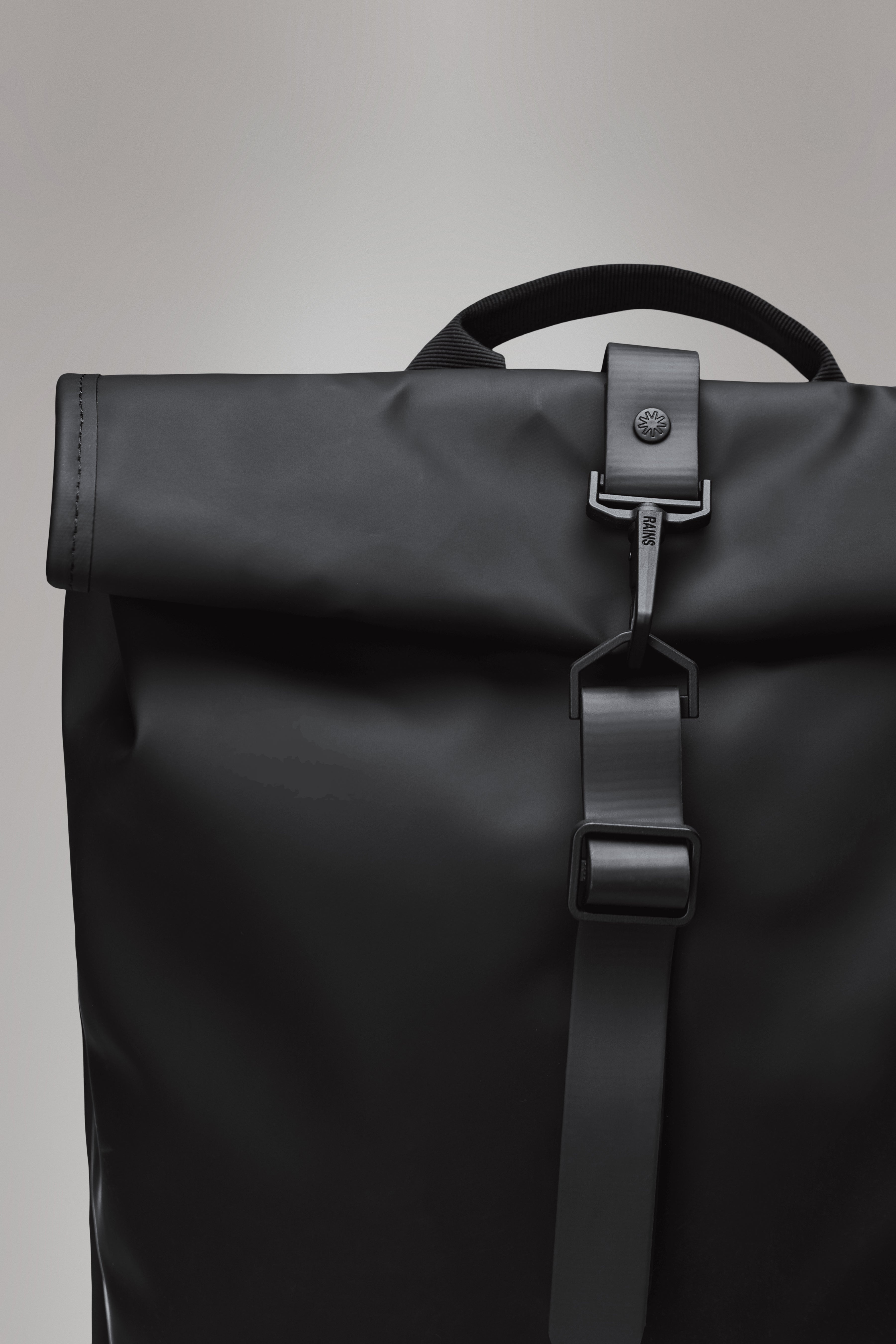 RAINS Rolltop Rucksack Black Grain 17L H60 x D11 x W32 cm Backpack