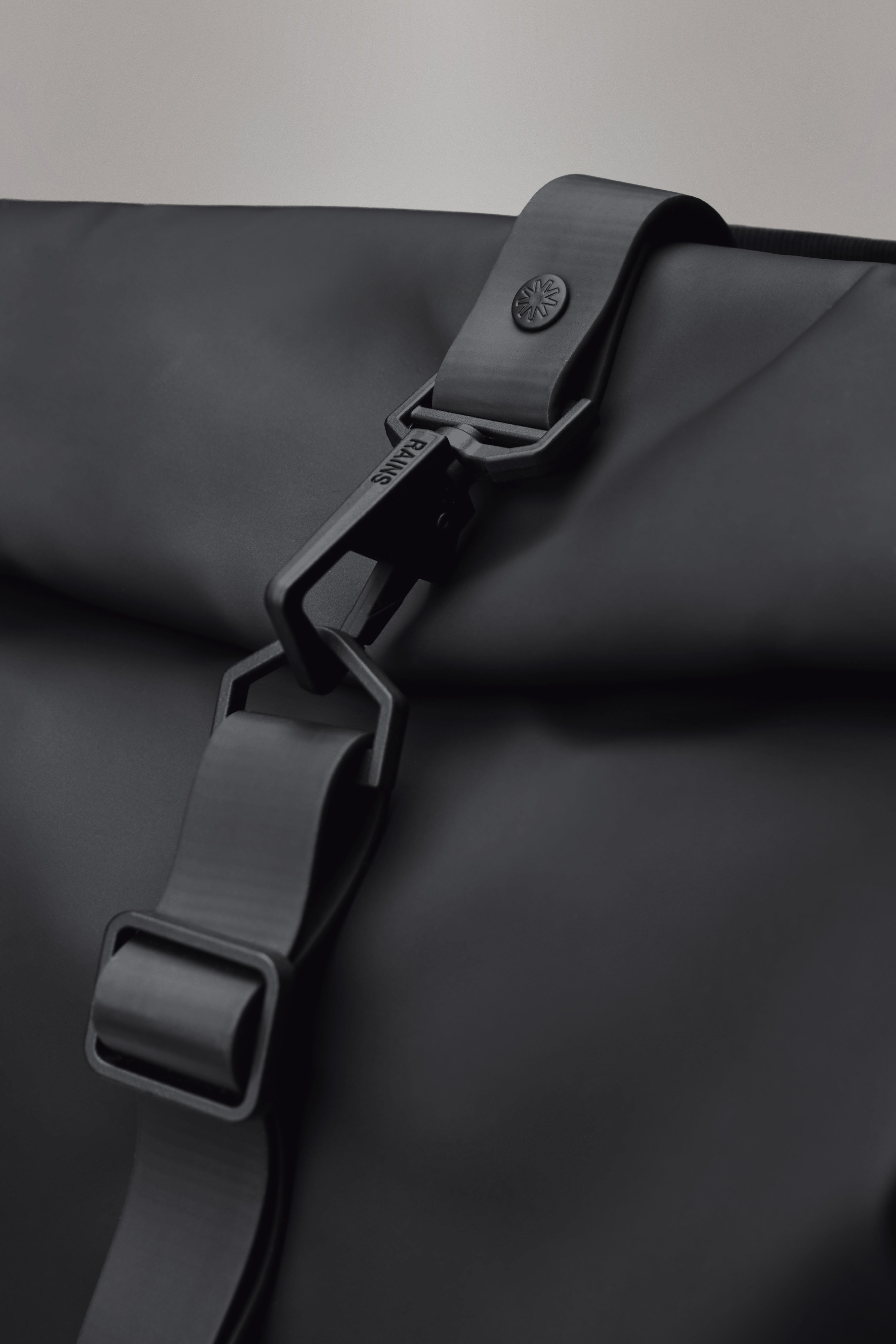 RAINS Rolltop Rucksack Depth 17L H60 x D11 x W32 cm Backpack