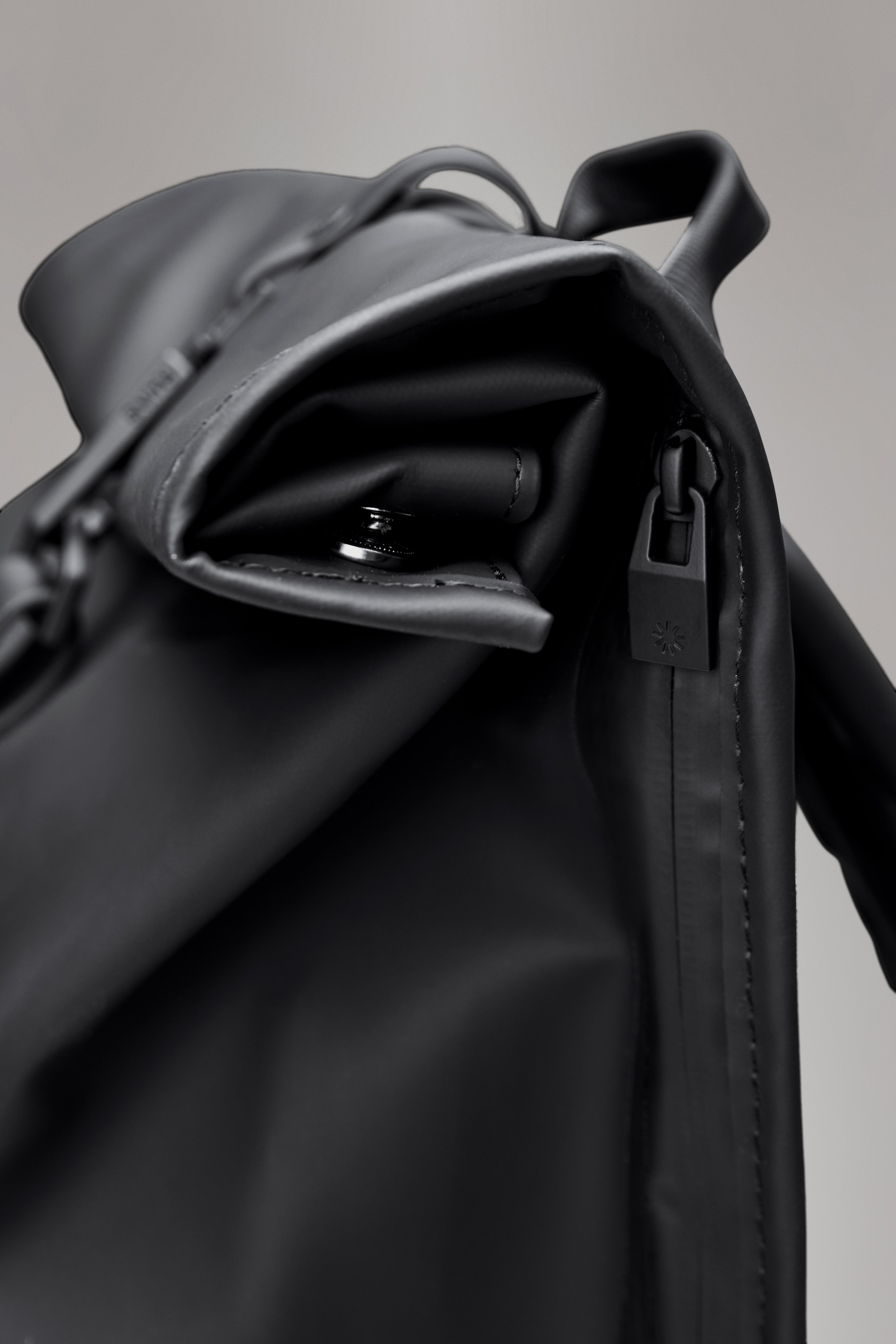 RAINS Rolltop Rucksack Depth 17L H60 x D11 x W32 cm Backpack