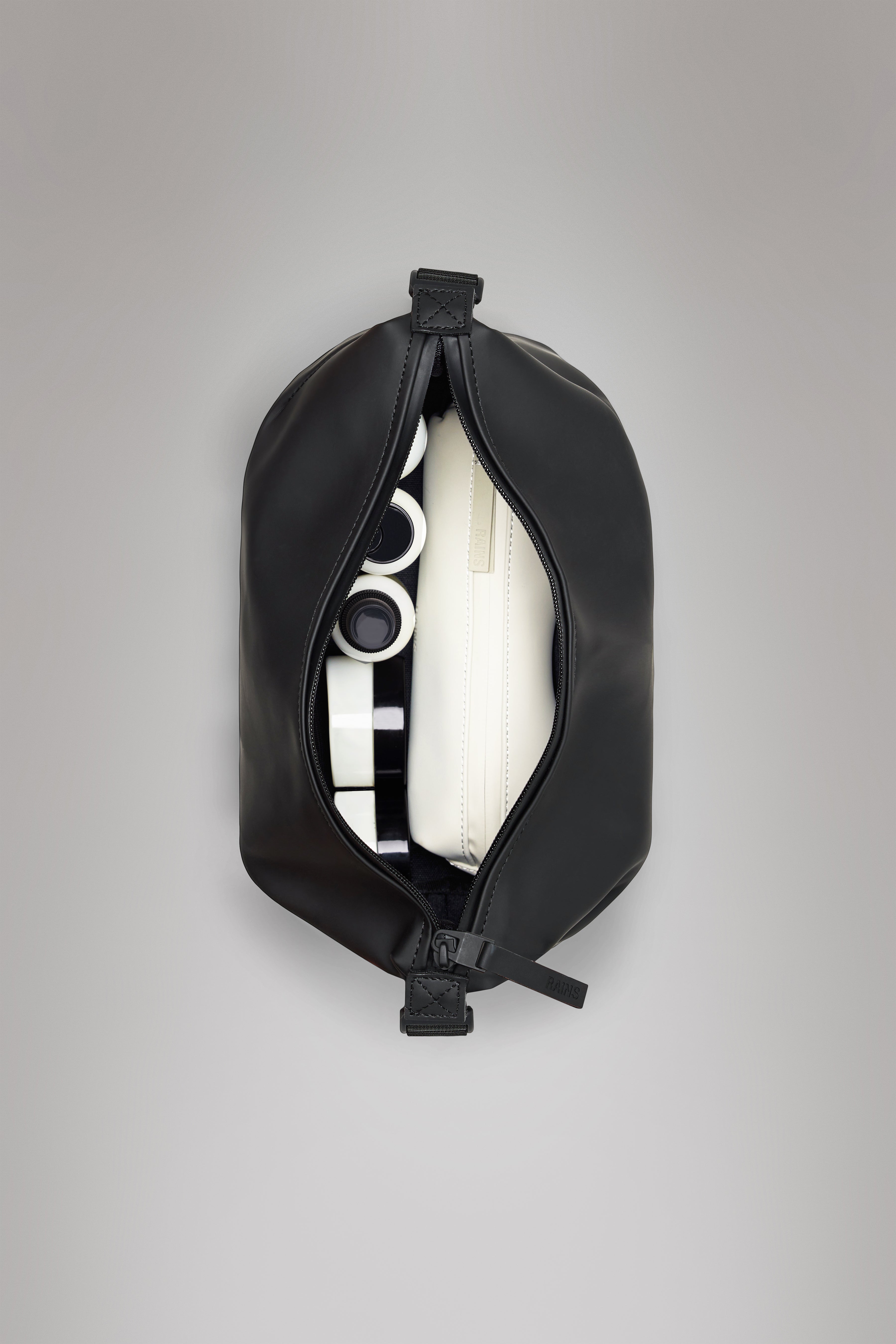 RAINS Hilo Wash Bag Black Grain 4.40L H18 x D12 x W26 cm Wash Bag