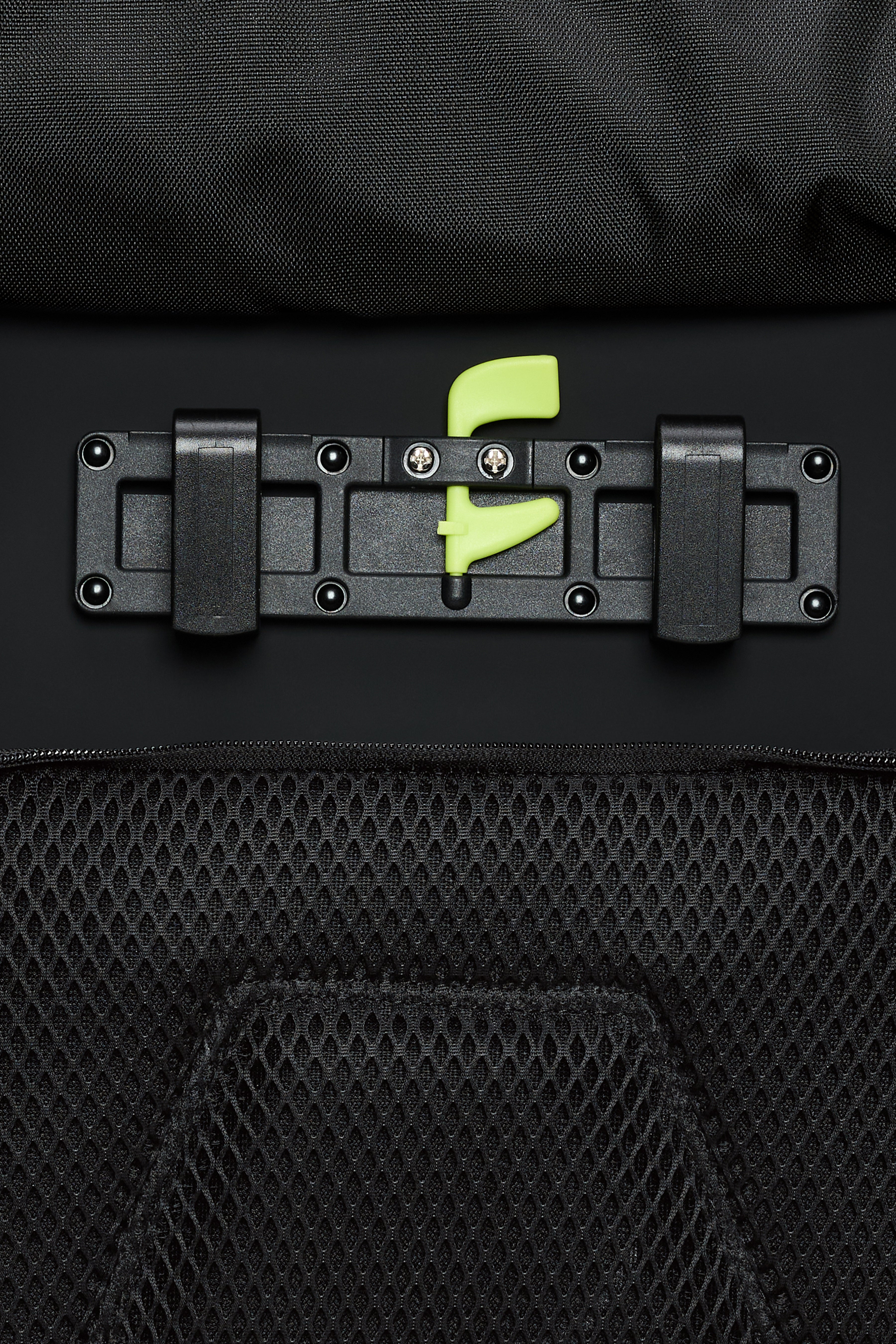 RAINS Trail Rolltop Messenger Bag Black 13L H35 x D12 x W37.50 cm Messenger