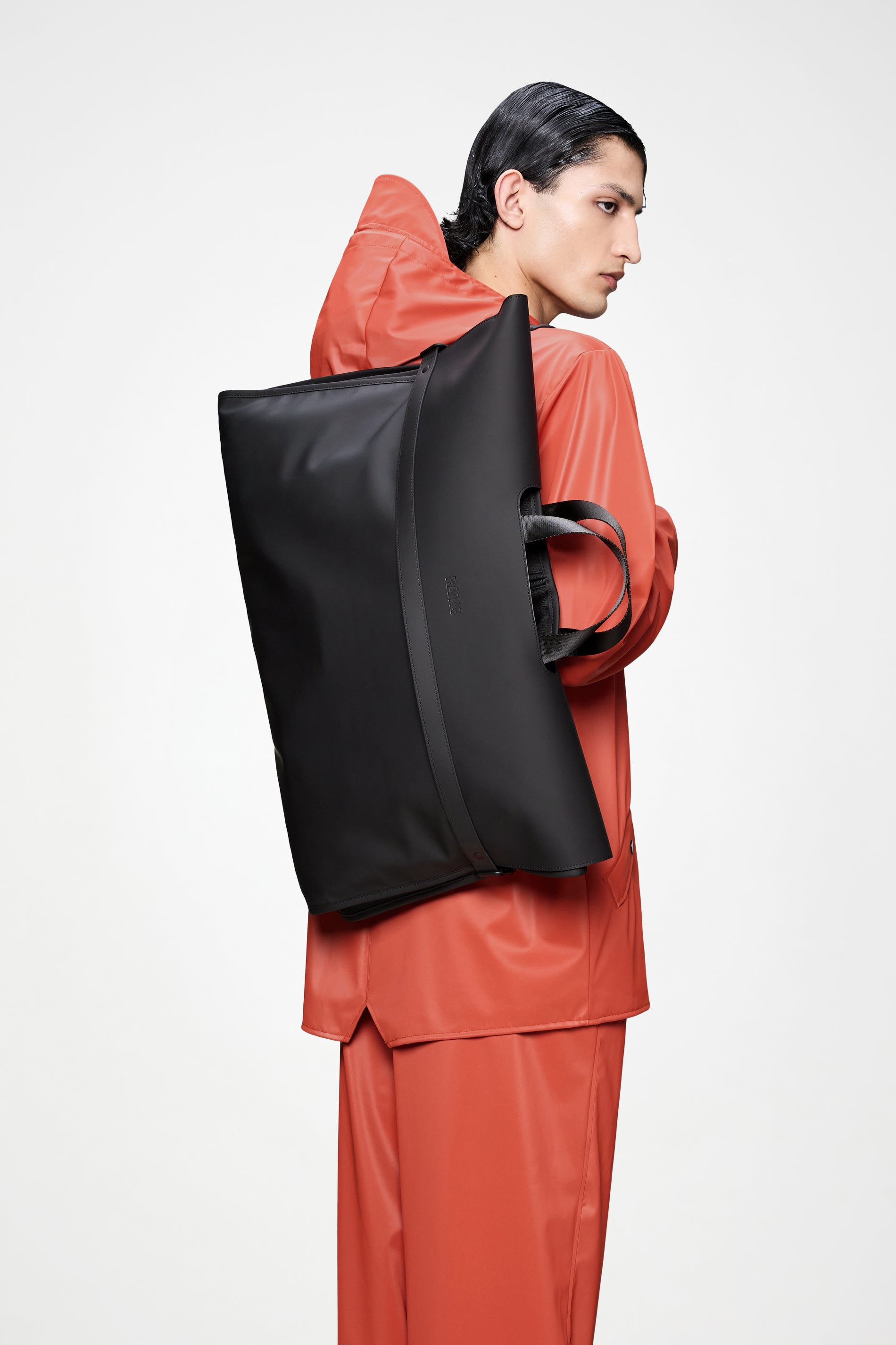 RAINS OTG Suitbag Black Messenger