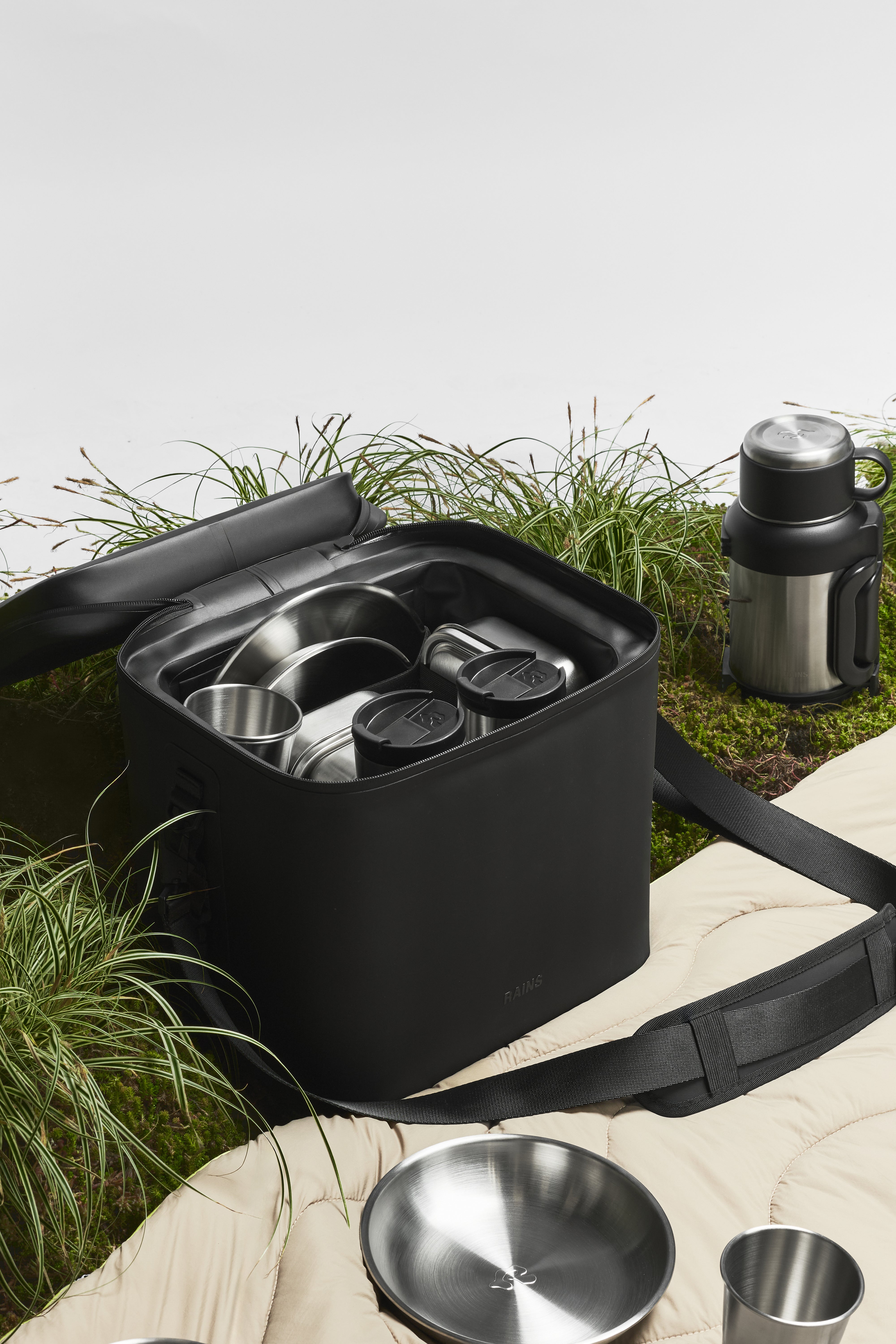 RAINS Cooler Bag Black 13L H30 x D26 x W33 cm Coolerbag