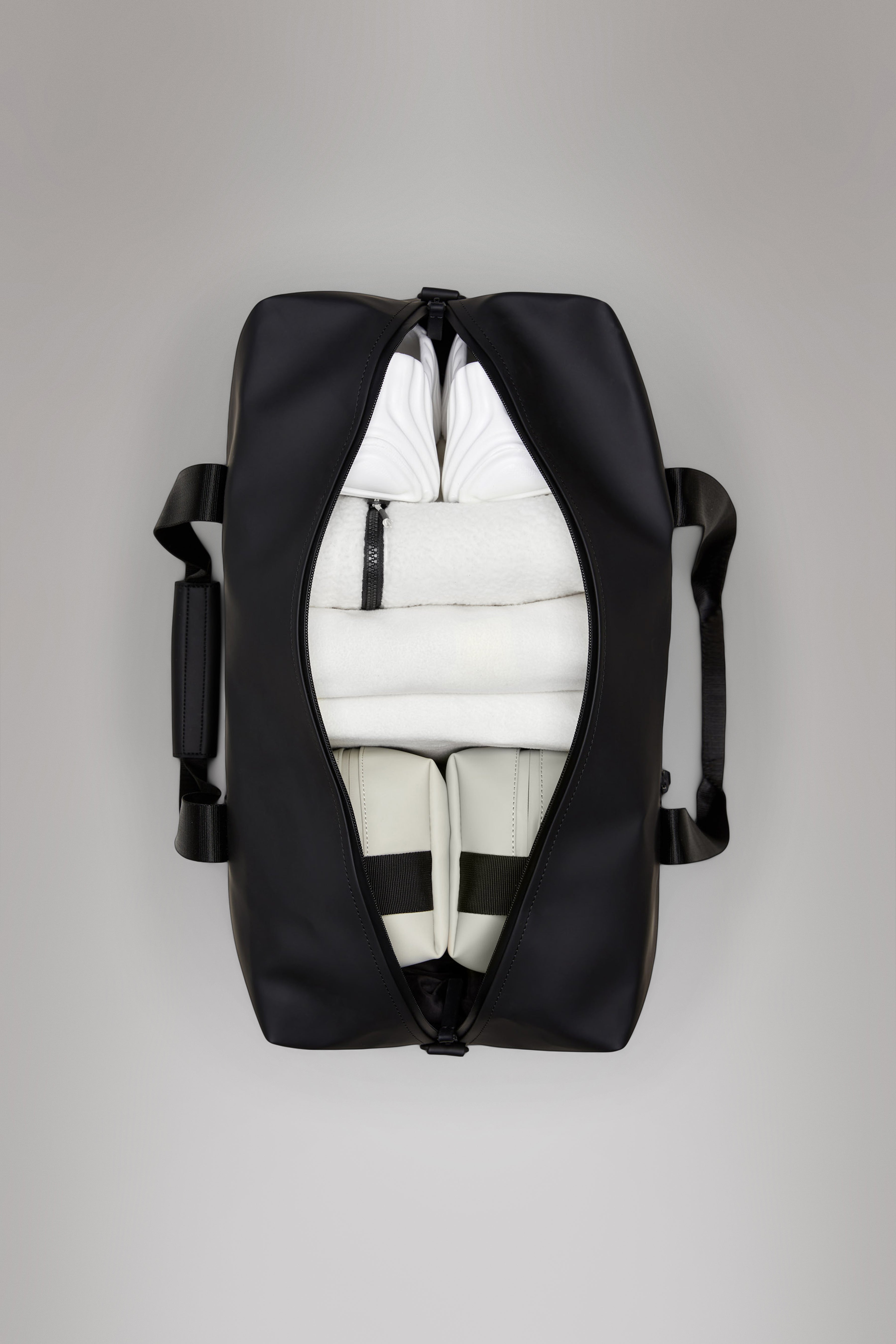 RAINS Trail Gym Bag Black 26L H25 x D22 x W48.50 cm Weekender