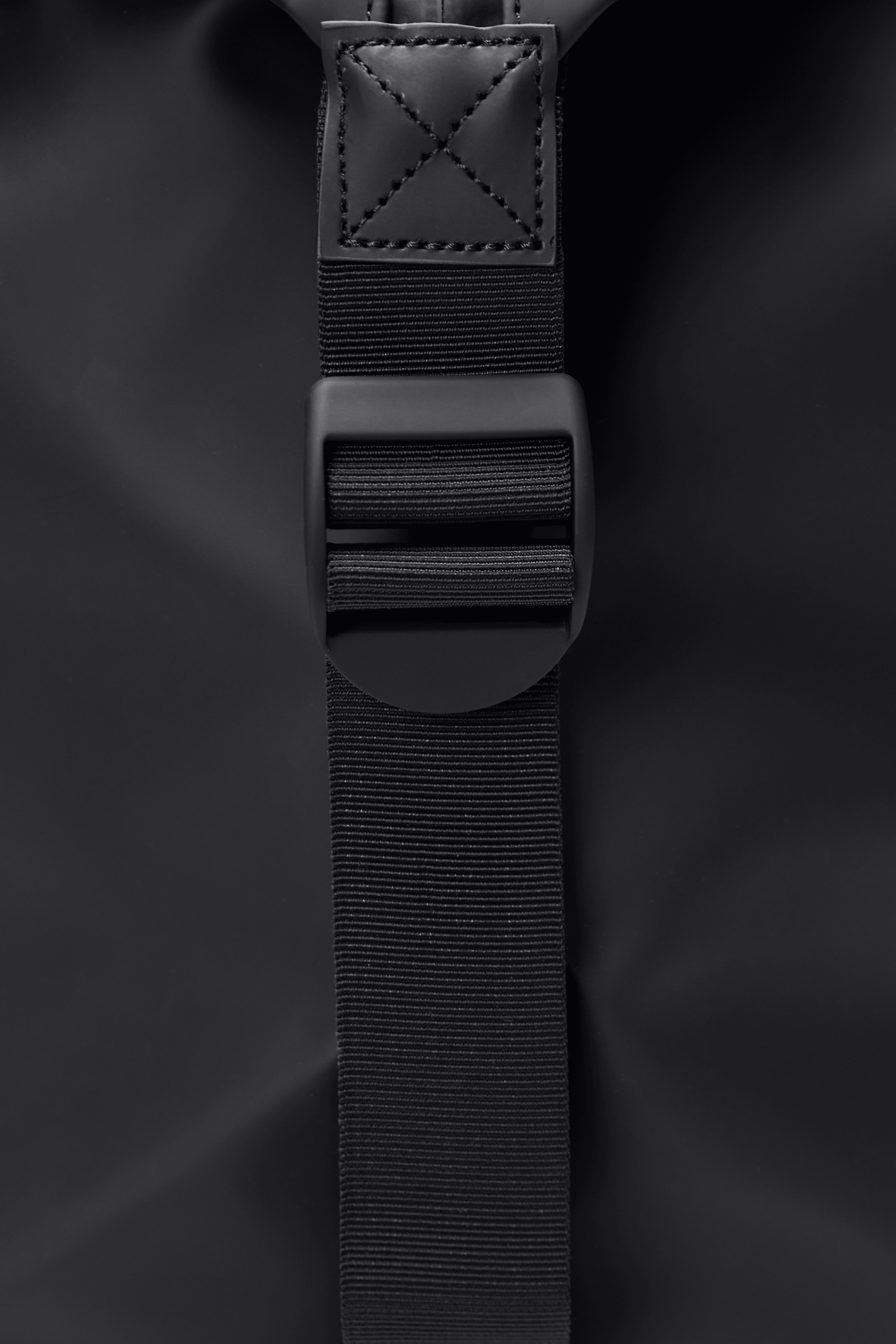 RAINS Hilo Weekend Bag Small Black 18L H29 x D18 x W50 cm Weekender