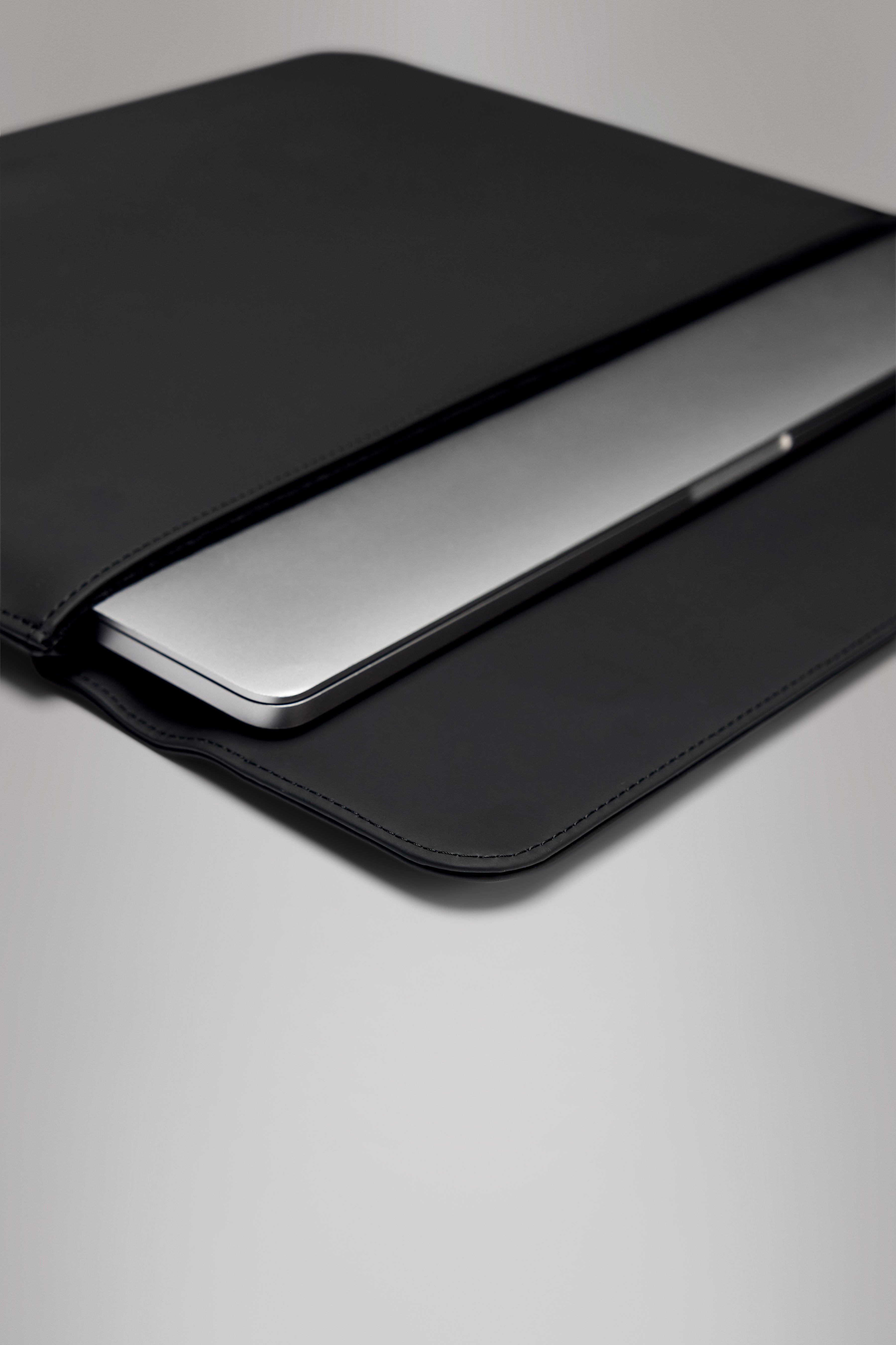 RAINS Laptop Portfolio 15″/16″ Black 0.60L H30 x D0 x W38.50 cm Laptop Case