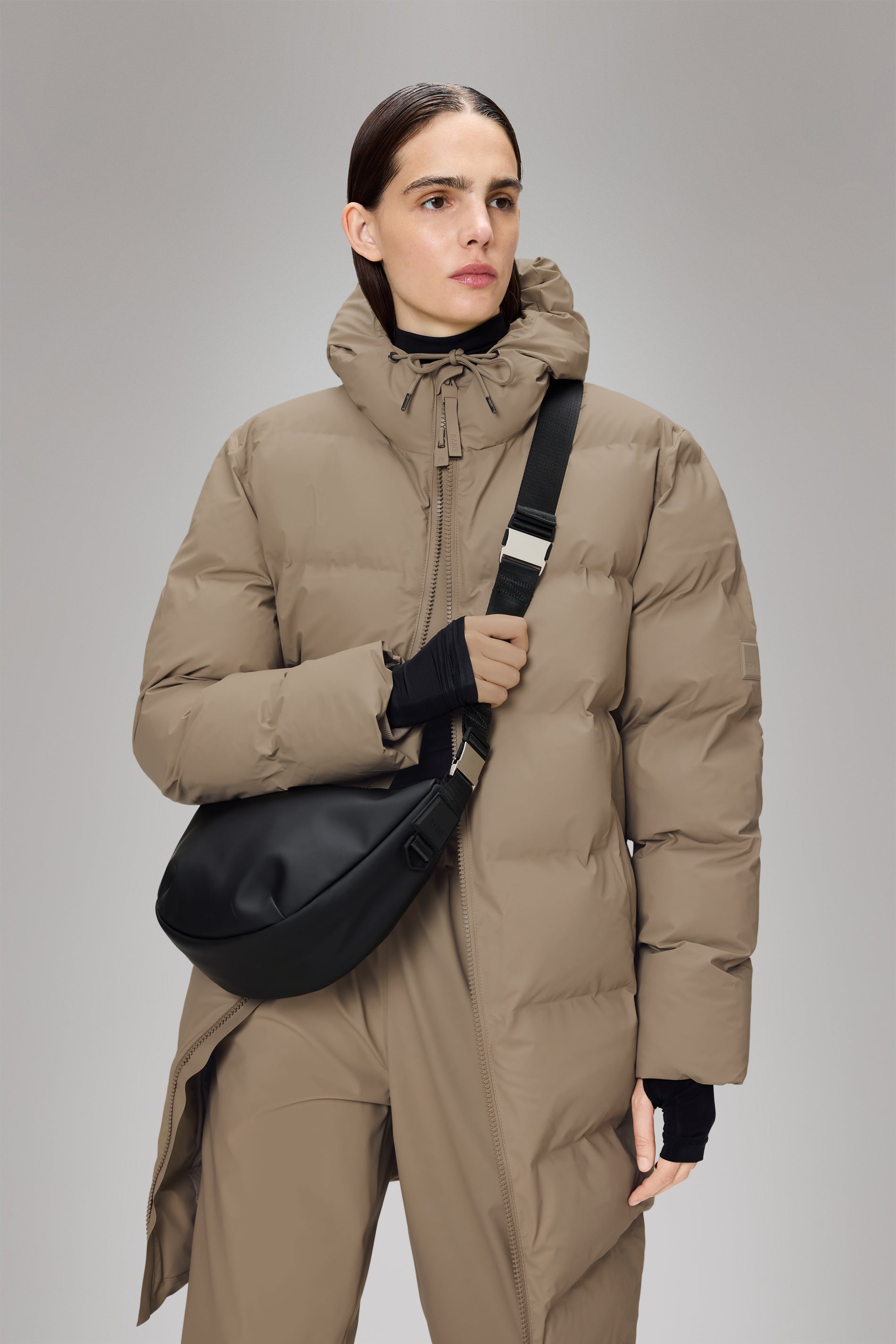 RAINS Valera Shoulder Bag Black 23L H22 x D10 x W35 cm Crossbody