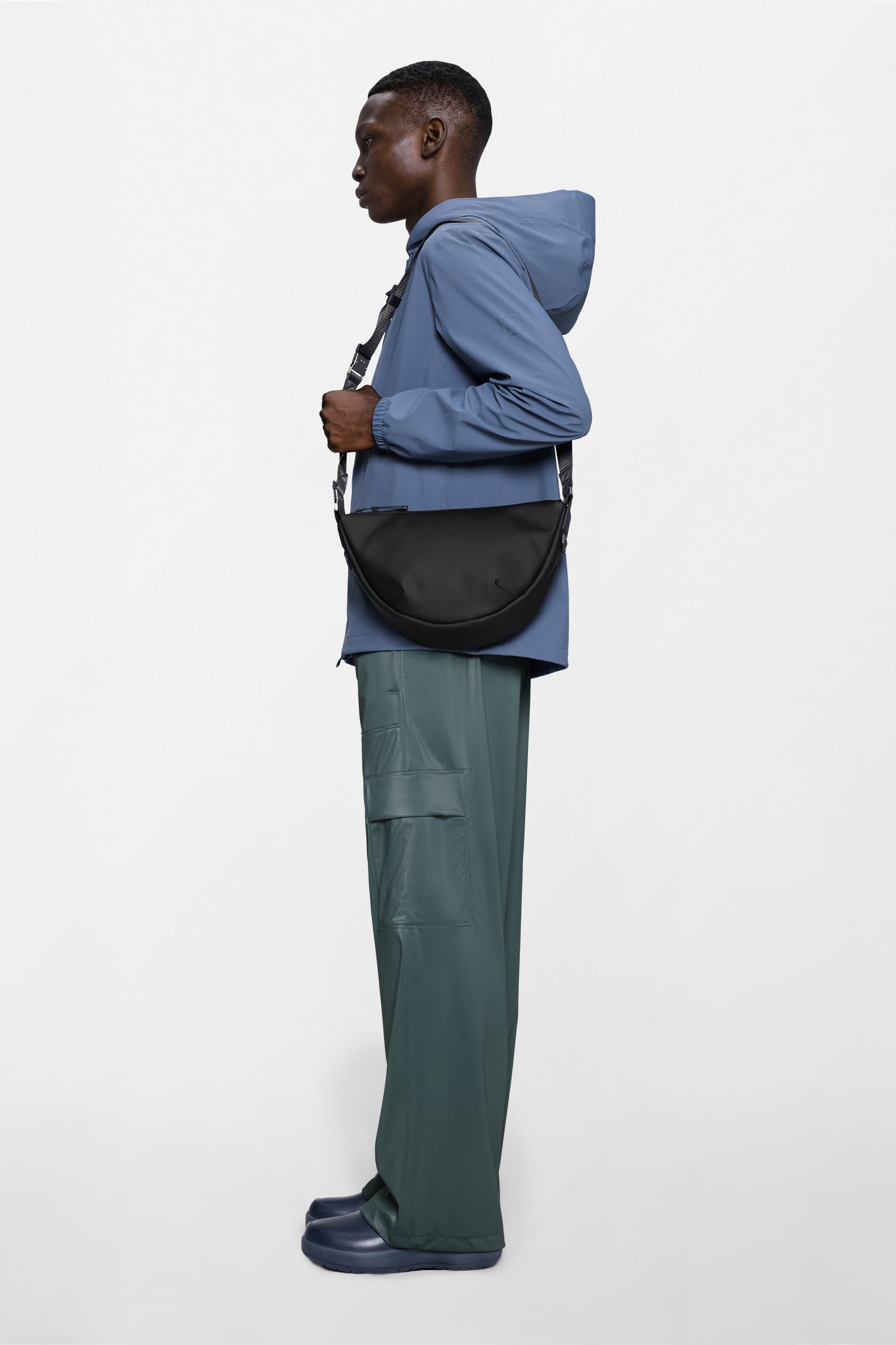 RAINS Valera Shoulder Bag Black 7.70L H22 x D10 x W35 cm Crossbody